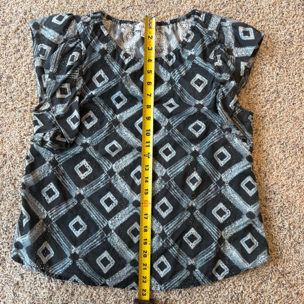 Evereve Oaklynn Eyelet Top Medium Like New - Picture 9 of 10